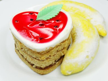 Sevgililer günü kalp formu ve muz kek tatlı gıda tatlı