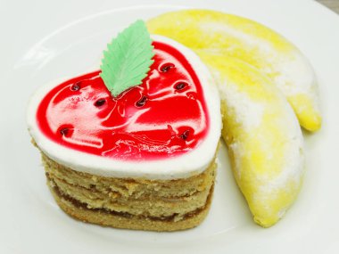 Sevgililer günü kalp formu ve muz kek tatlı gıda tatlı