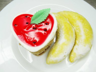 Sevgililer günü kalp formu ve muz kek tatlı gıda tatlı