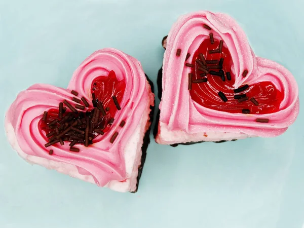 ハート形ケーキ甘い食べ物デザート バレンタインの日に — ストック写真