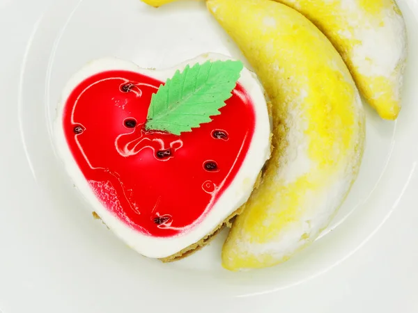 Szív forma és a banán sütemények-édes étel desszert a Valentin-nap — Stock Fotó