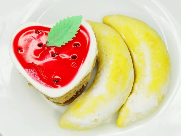 Szív forma és a banán sütemények-édes étel desszert a Valentin-nap — Stock Fotó