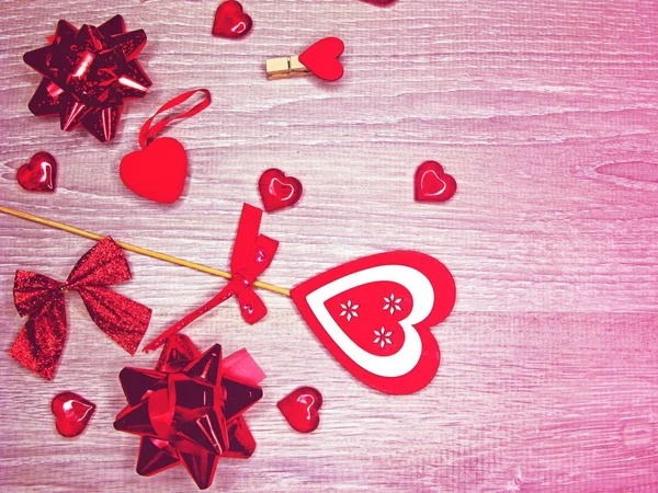 Valentijnsdag liefde vakantie concept hartjes op oude houten backgr — Stockfoto