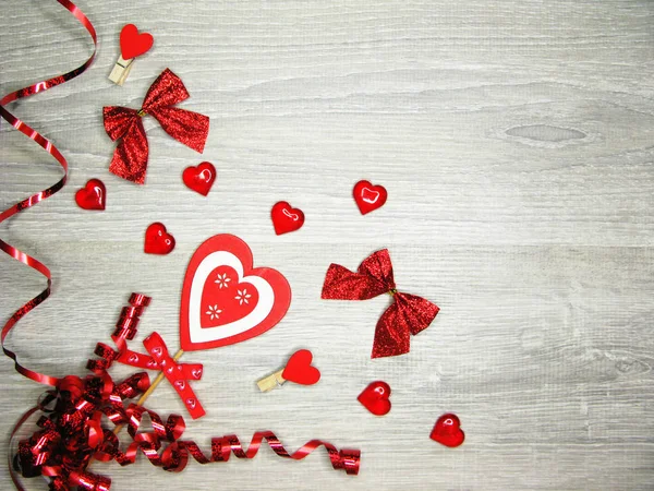Dia dos namorados amor férias conceito corações no velho backgr de madeira — Fotografia de Stock