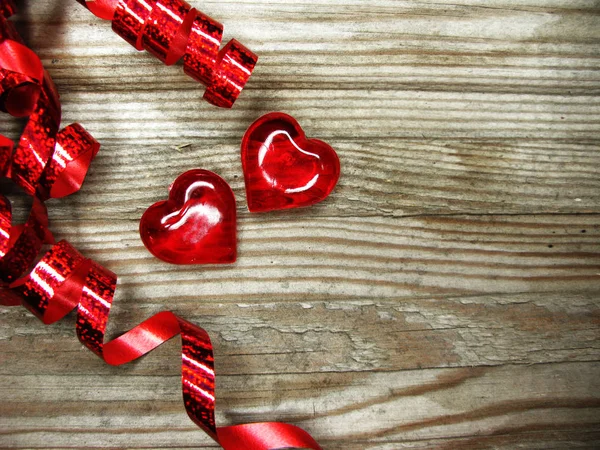 Día de San Valentín amor concepto de vacaciones corazones en viejo backgr de madera — Foto de Stock