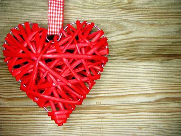 Je Valentýn láska holiday koncept srdce na staré dřevěné pozadí — Stock fotografie