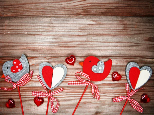 Día de San Valentín amor concepto de vacaciones corazones en viejo backgr de madera — Foto de Stock