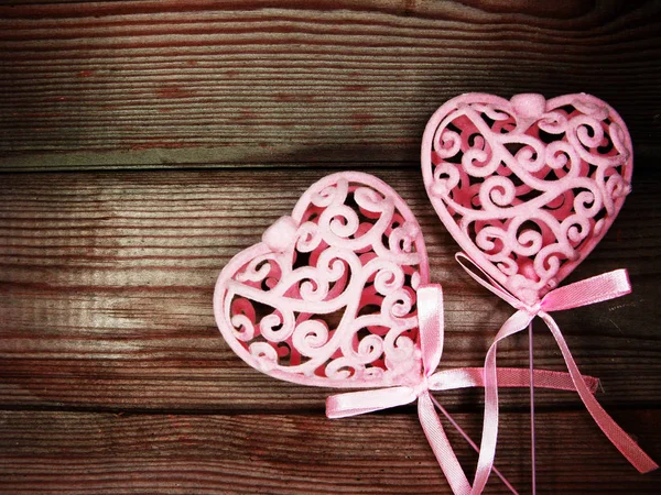 Día de San Valentín amor concepto de vacaciones corazones en viejo backgr de madera — Foto de Stock