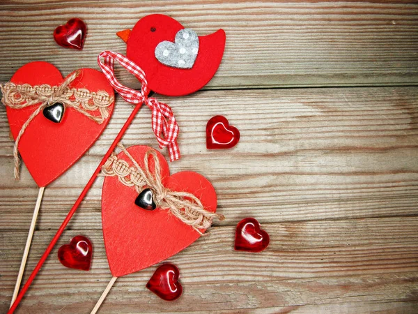Dia dos namorados amor férias conceito corações no velho backgr de madeira — Fotografia de Stock