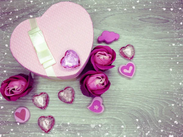 Boîte cadeau avec rose fleurs carte de voeux Saint Valentin amour — Photo