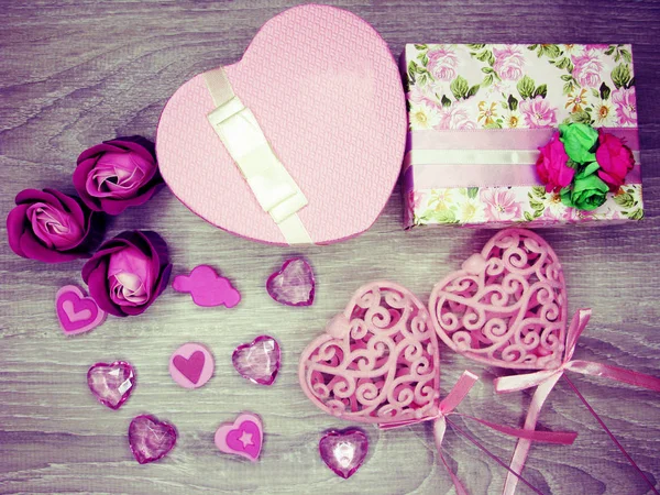 Caixa de presente com flores rosa cartão de saudação amor do dia dos namorados — Fotografia de Stock