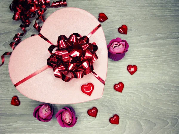 장미 꽃 인사말 카드 발렌타인 사랑 선물 상자 — 스톡 사진