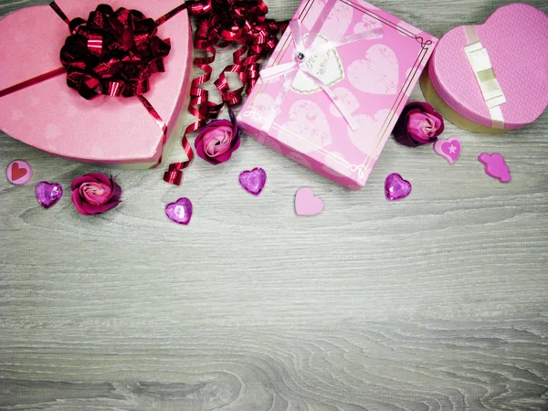 Nuvarande låda med rosa blommor gratulationskort alla hjärtans dag kärlek — Stockfoto