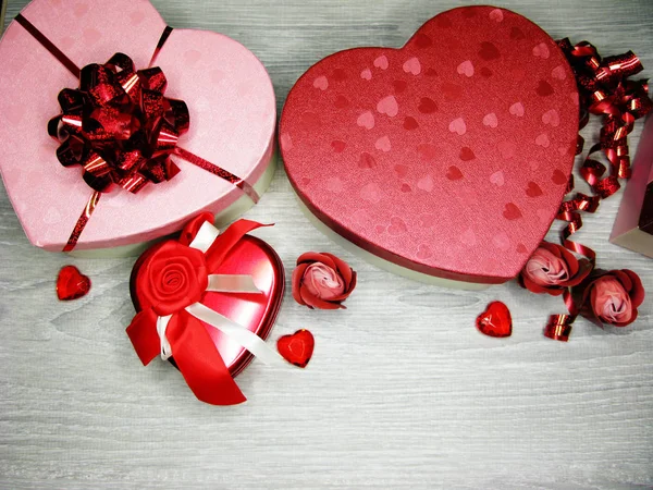 Caixa de presente com flores rosa cartão de saudação amor do dia dos namorados — Fotografia de Stock