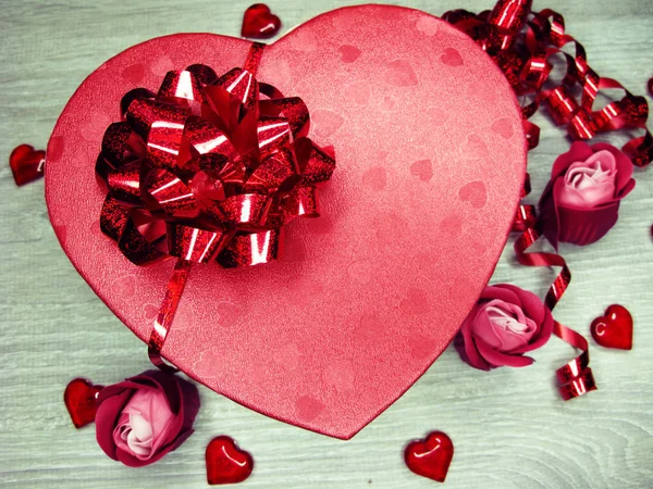 Regalo caja con flores de rosa tarjeta de felicitación día de San Valentín amor — Foto de Stock
