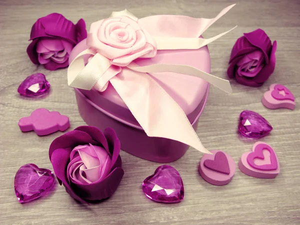Regalo caja con flores de rosa tarjeta de felicitación día de San Valentín amor —  Fotos de Stock