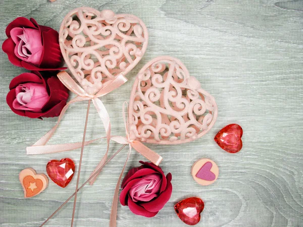 Harten en roze bloemen wenskaart Valentijnsdag liefde holid — Stockfoto