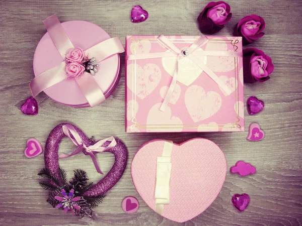 Regalo caja con flores de rosa tarjeta de felicitación día de San Valentín amor —  Fotos de Stock