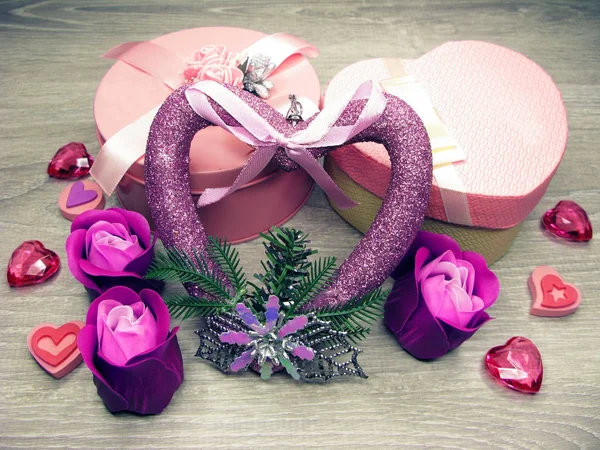 Scatola regalo con fiori di rosa biglietto di auguri amore di San Valentino — Foto Stock