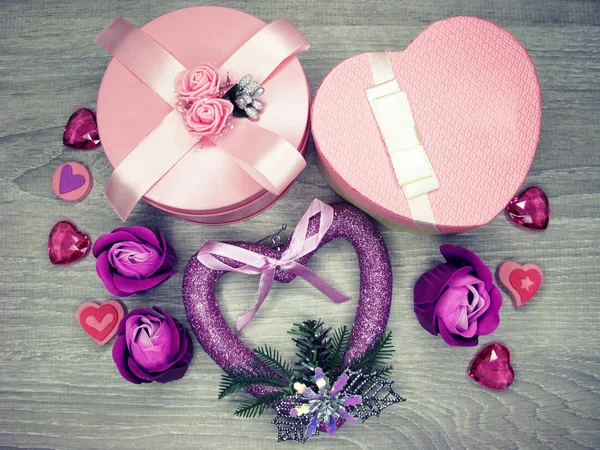 Jelen box, a rózsaszirom üdvözlőlap-Valentin-napi szerelmes — Stock Fotó