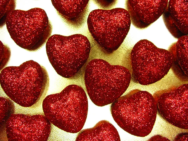Valentin-napi szerelmes holiday koncepció szívek a fényes arany háttérben — Stock Fotó