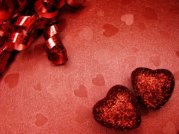 Valentijnsdag liefde vakantie concept hartjes op glanzend rode backgro — Stockfoto