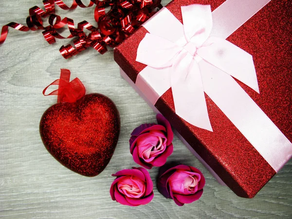 Present box with rose flowers greeting card valentine's day love — Stock Photo, Image