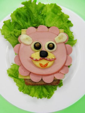 yaratıcı sandviç snack sosis ve peynir çocuk aslan formu için