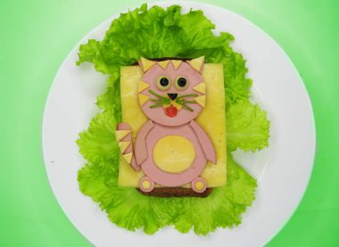 marul üzerinde yaratıcı yiyecekler sandviç sosis ve peynir ile hizmet