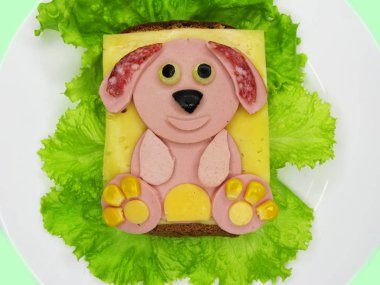 marul üzerinde yaratıcı yiyecekler sandviç sosis ve peynir ile hizmet