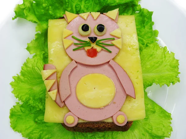 Creatieve voedsel sandwich met worst en kaas geserveerd op sla — Stockfoto