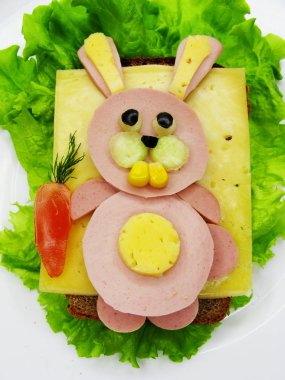 marul üzerinde yaratıcı yiyecekler sandviç sosis ve peynir ile hizmet