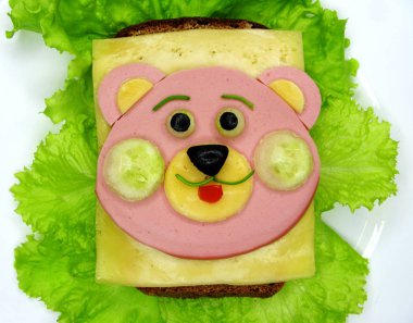 marul üzerinde yaratıcı yiyecekler sandviç sosis ve peynir ile hizmet