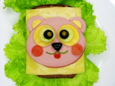 marul üzerinde yaratıcı yiyecekler sandviç sosis ve peynir ile hizmet