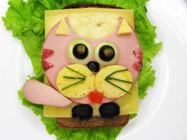 yaratıcı sandviç snack sosis ve peynir çocuk kedi formu için