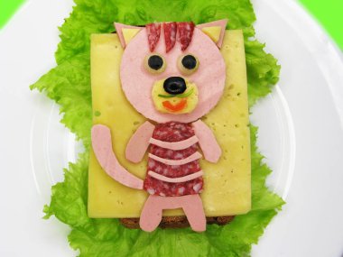 marul üzerinde yaratıcı yiyecekler sandviç sosis ve peynir ile hizmet