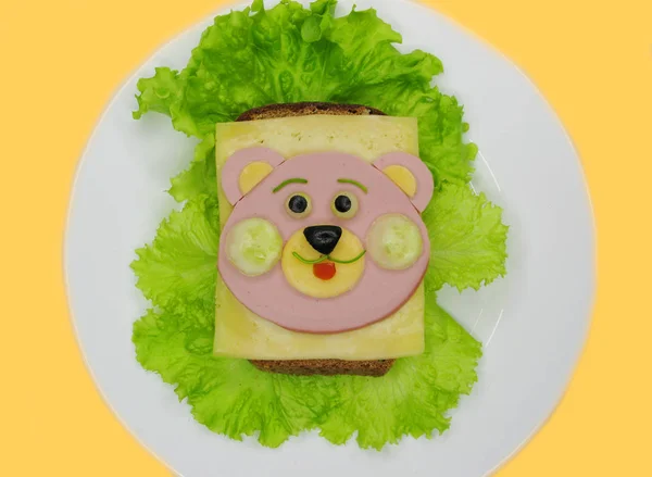 Kreatywne jedzenie kanapka z kiełbasą i serem podawane na sałacie — Zdjęcie stockowe