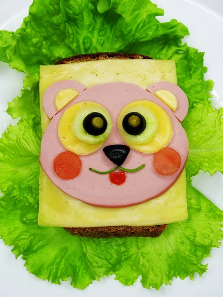 Креативна їжа бутерброд з ковбасою і сиром, подається на салаті — стокове фото