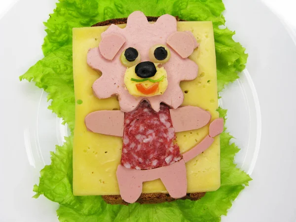 Sandwich créatif avec saucisse et fromage servi sur laitue — Photo