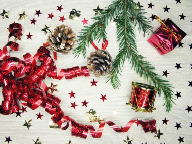 Noel dekorasyonu ve ahşap zemin üzerine konfeti