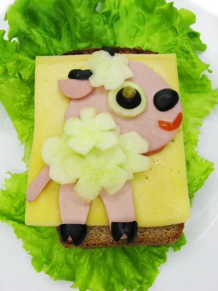 Sanduíche de comida criativa com salsicha e queijo servido em alface — Fotografia de Stock