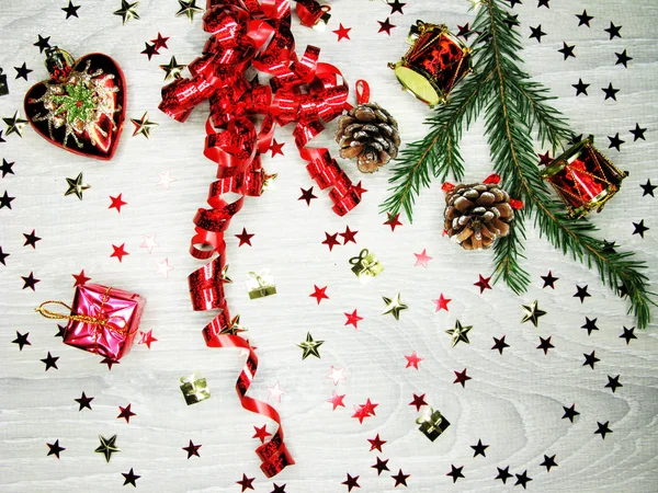 Juldekoration och konfetti på trä bakgrund — Stockfoto