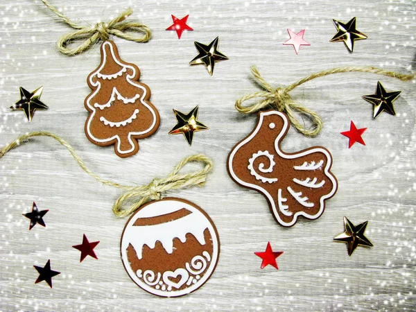 Karácsonyi cookie-k Mézeskalács és dekoráció a fa háttere — Stock Fotó
