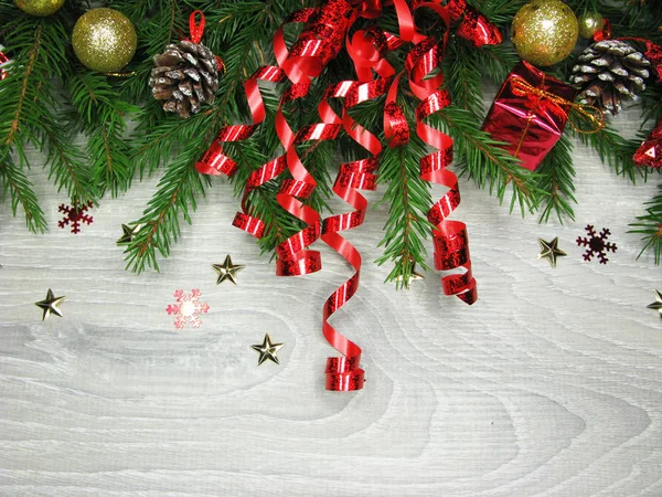 Dekorację świąteczną i konfetti na podłoże drewniane — Zdjęcie stockowe