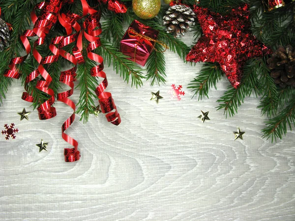 木制背景下的圣诞装饰和五彩纸屑 — 图库照片