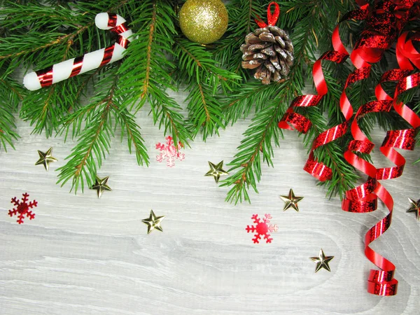Χριστουγεννιάτικη διακόσμηση και τα κομφετί σε φόντο ξύλινη — Φωτογραφία Αρχείου