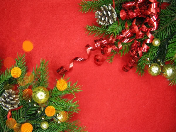 Різдвяна прикраса рамка з ялинковими гілками і пінцетами — стокове фото