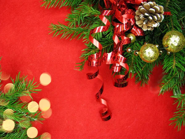 Noel dekorasyon çerçeve çam dalları ve pinecones — Stok fotoğraf
