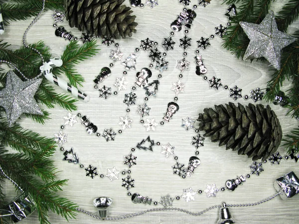 Decoración de Navidad en el fondo ramas de abeto — Foto de Stock