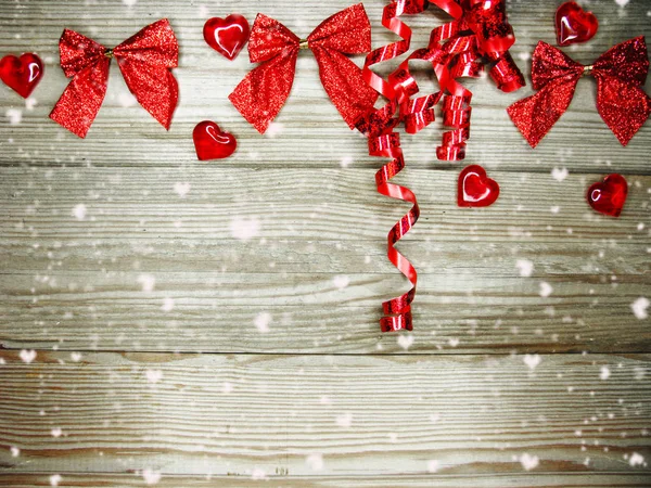 Día de San Valentín amor concepto de vacaciones corazones en viejo backgr de madera — Foto de Stock